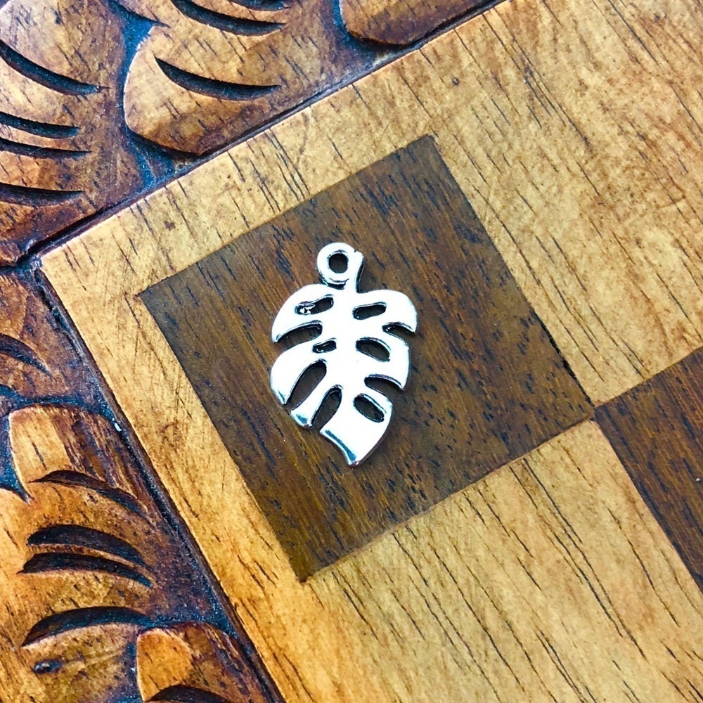 ๐ด 5 for $10 ONE Silver Tone Leaf Pendant Charm Jewelry Making